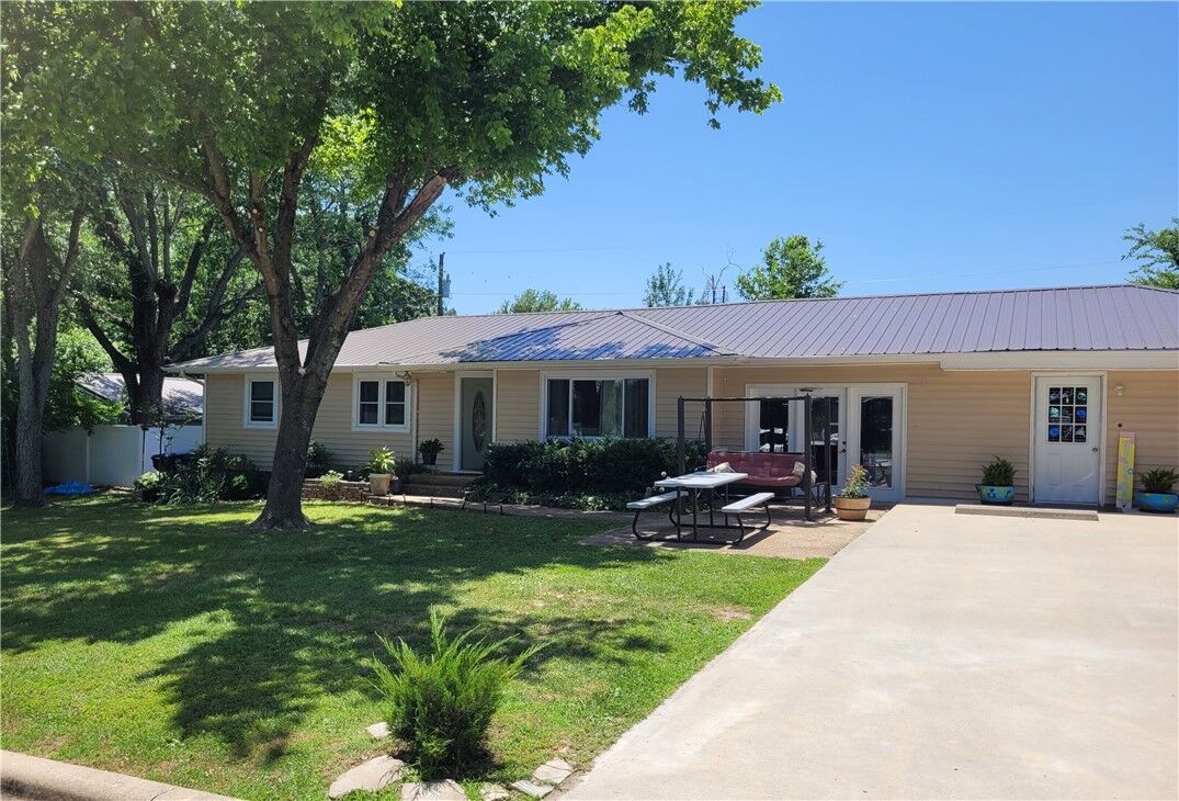 Property Photo: 400 Franklin Street AR 72601