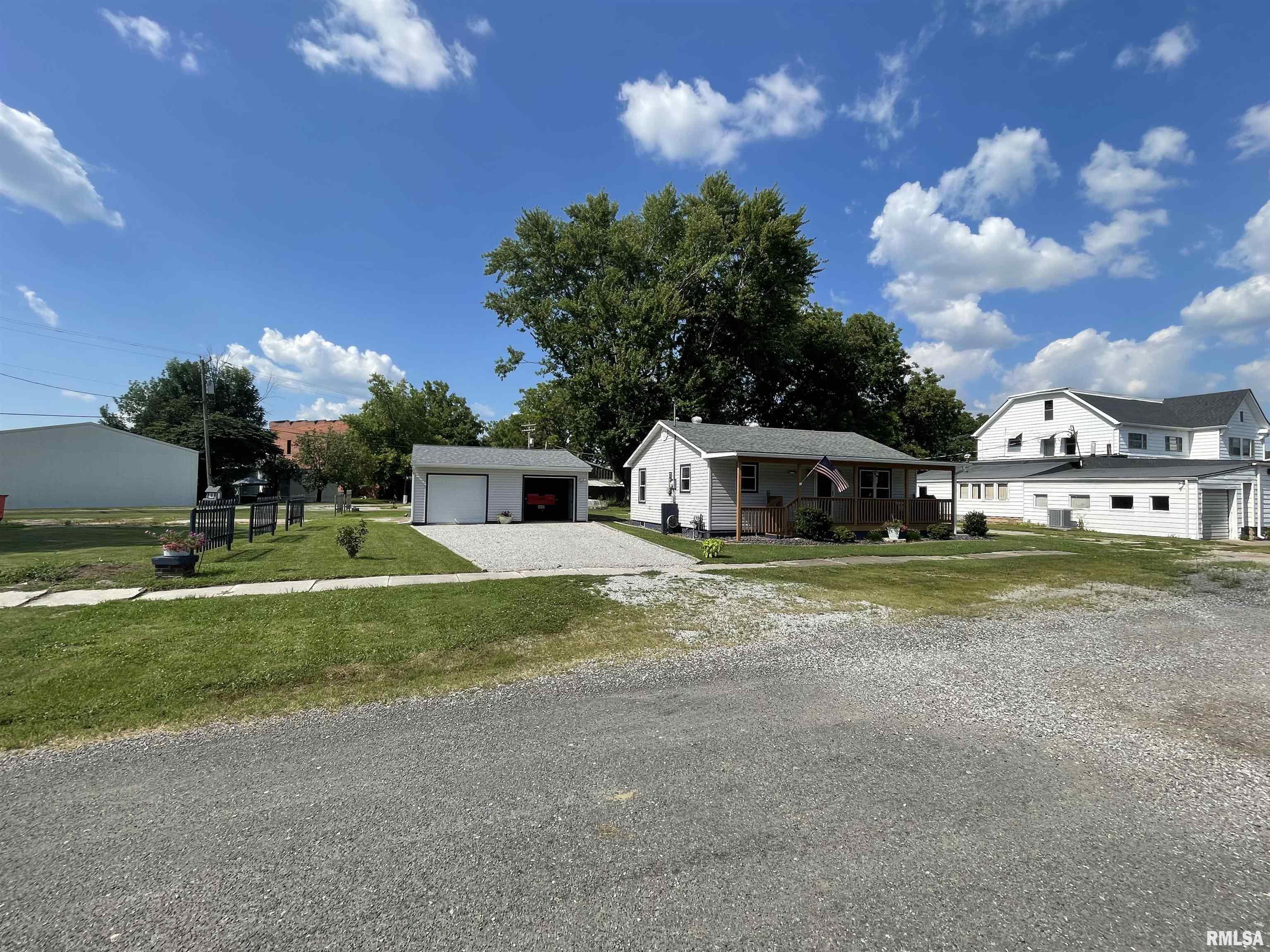 Property Photo: 204 Oak Street IL 62870