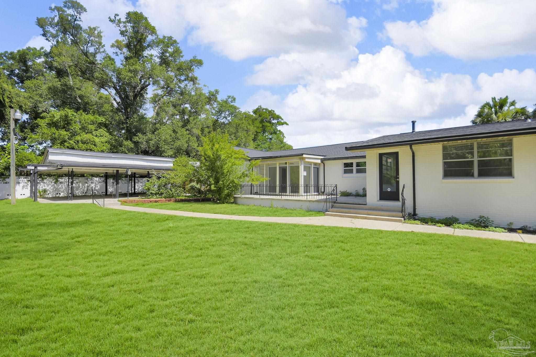 Property Photo: 1301 W Lee St FL 32501