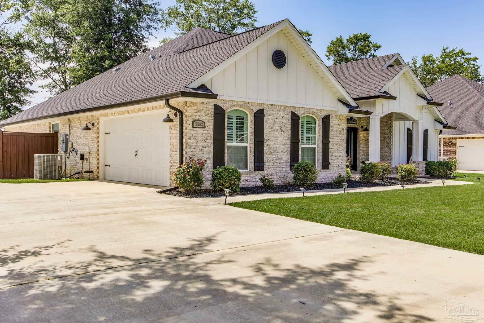 Property Photo: 5562 Dunridge Dr FL 32571