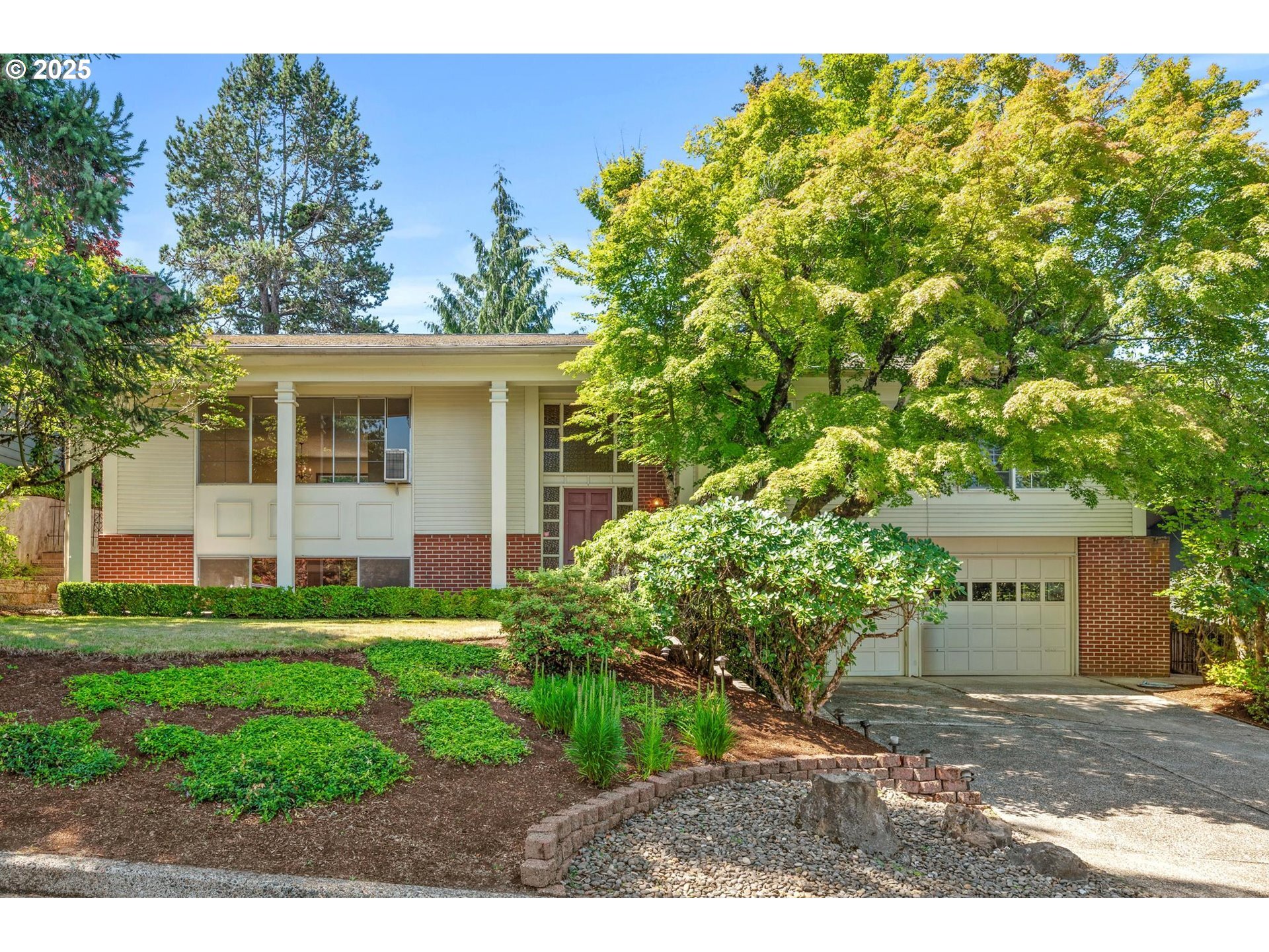 Property Photo: 2932 SW Collins Ct OR 97219
