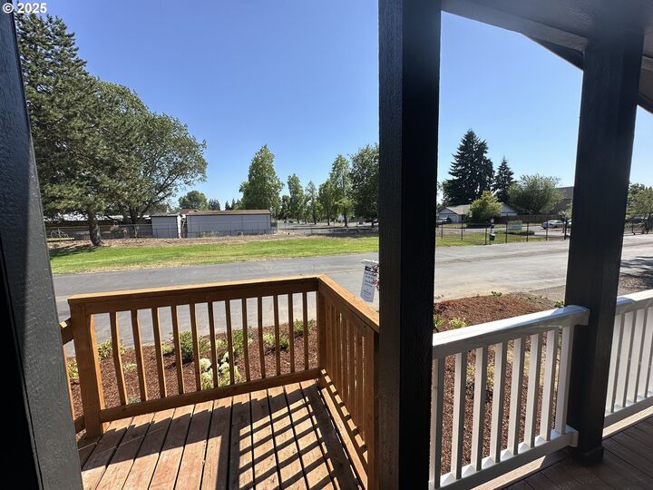 Property Photo:  1400 Candlelight Dr 246  OR 97402 
