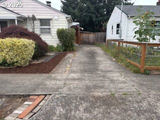 Property Photo: 3405 SE 69th Ave OR 97206