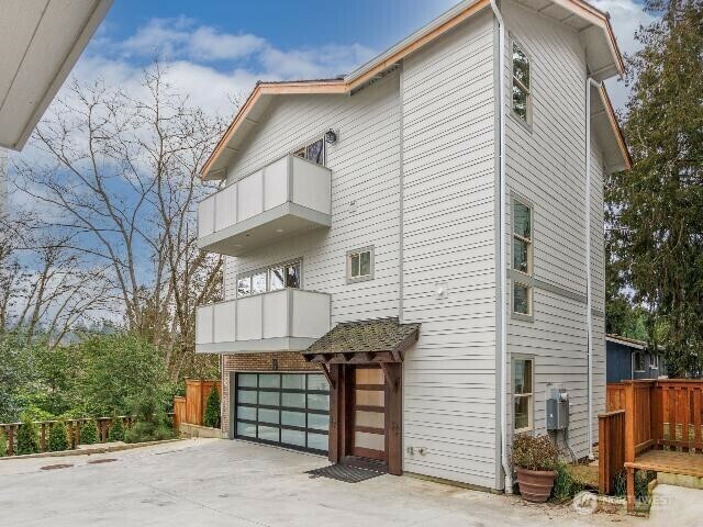 Property Photo: 13716 30 Avenue NE B WA 98125