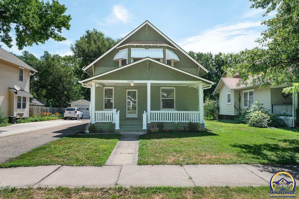 Property Photo: 1320 SW Macvicar Ave KS 66604
