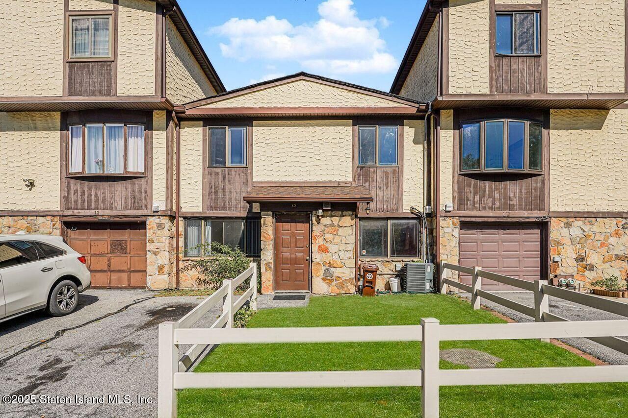 Property Photo: 15 Parkview Loop NY 10314