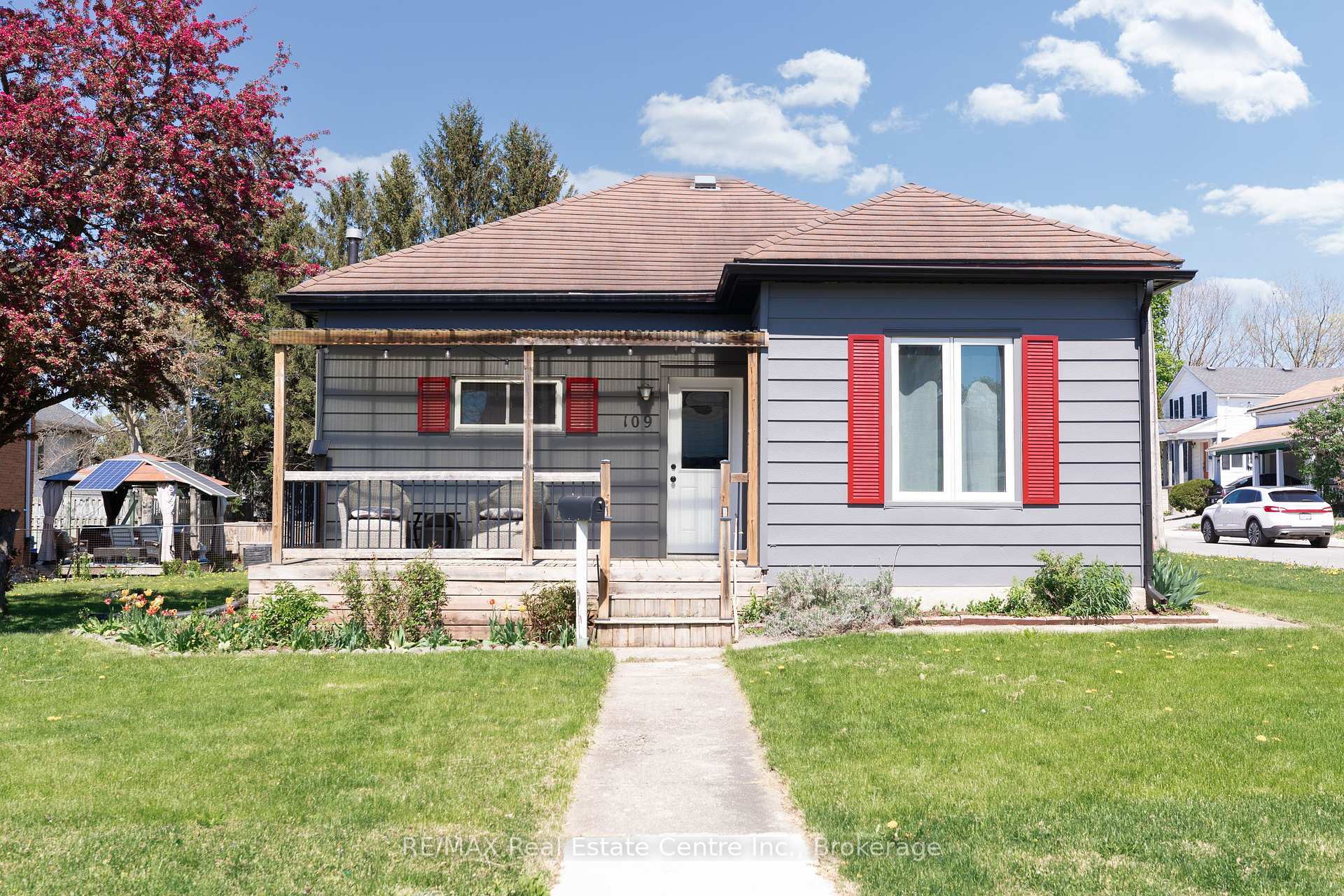 Property Photo: 109 Carroll Street ON N5C 1W1