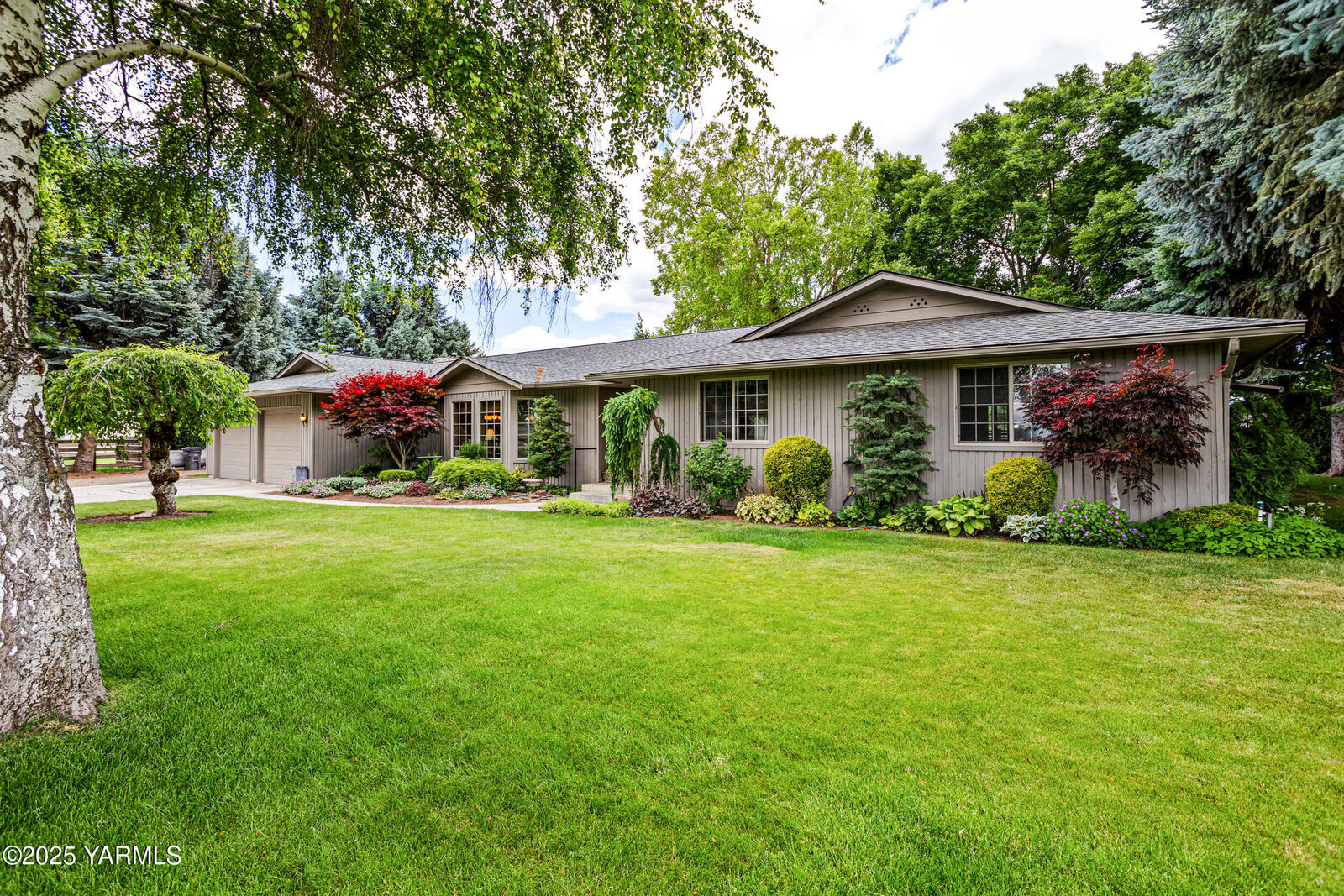 Property Photo: 3012 S 79th Ave WA 98903