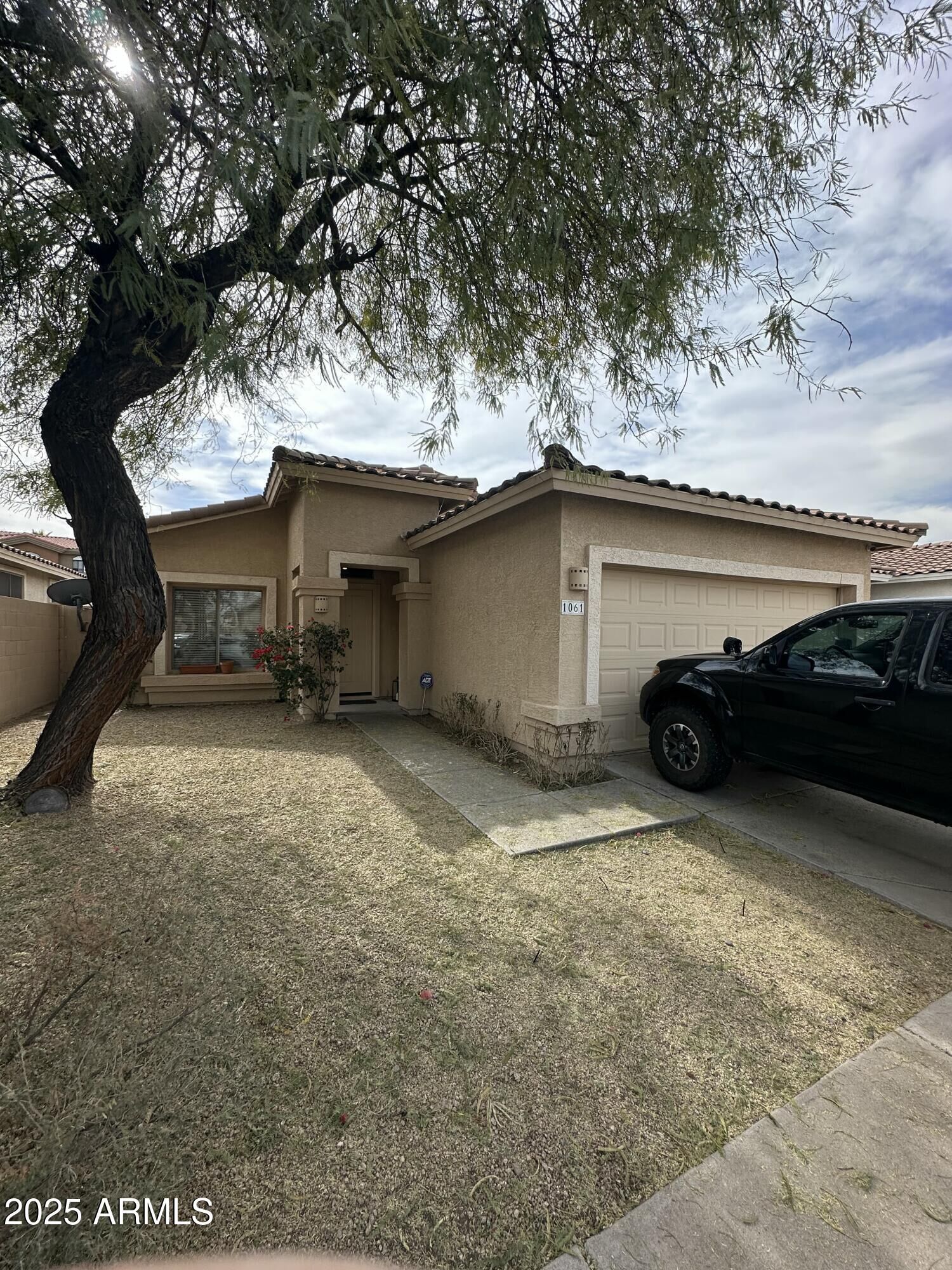 Property Photo: 1061 E Susan Lane AZ 85288