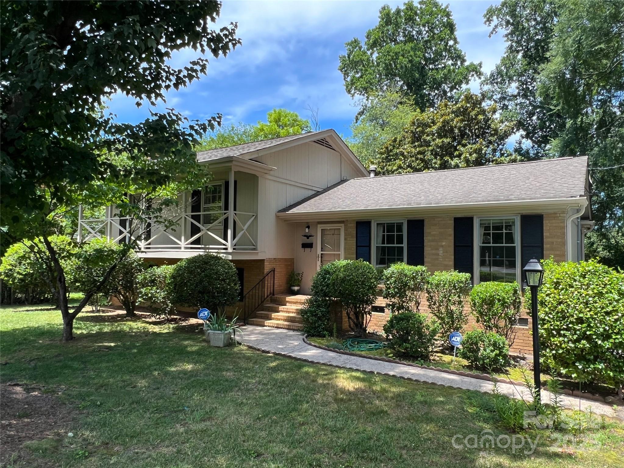 Property Photo: 5938 Sharon Road NC 28210
