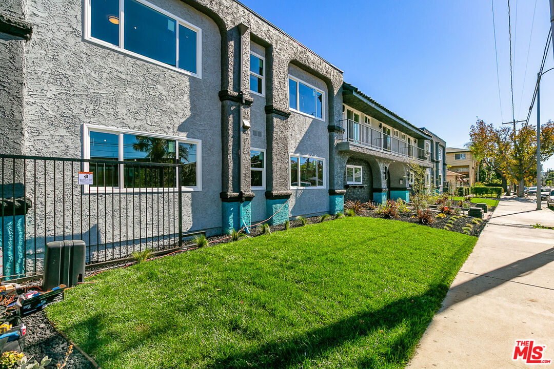 Property Photo: 6640 Woodley Ave CA 91406