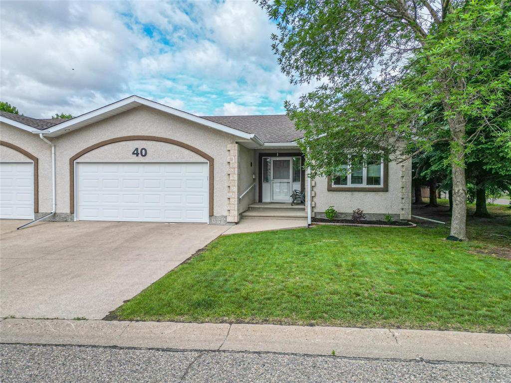 Property Photo: 40 Horizon Place MB R7L 1L2