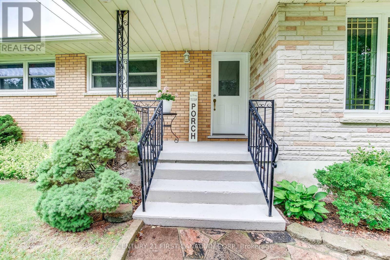 Photo de la propriété: 353 Adelaide Street ON N7G 2W2