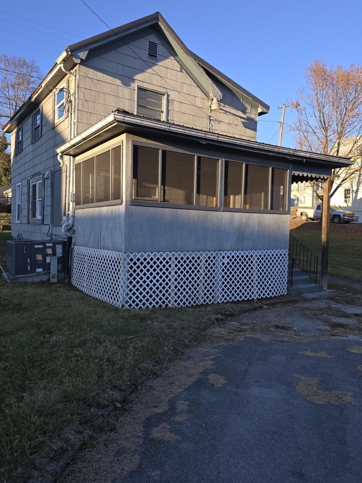 Property Photo: 615 Pocahontas Ave WV 24970
