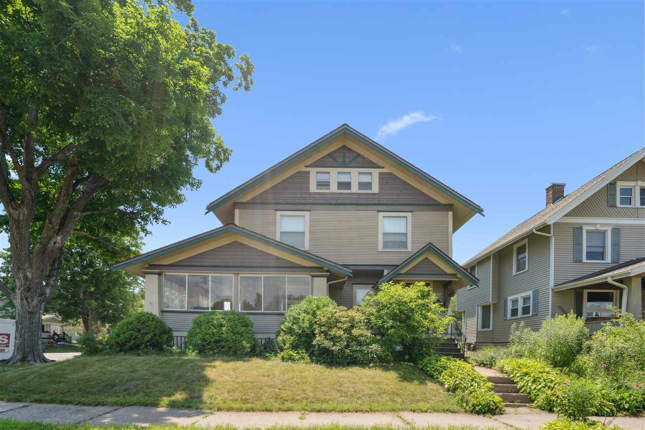Property Photo: 1727 Grande Ave SE IA 52403