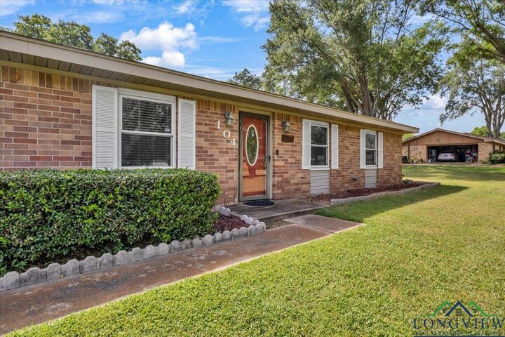 Property Photo:  104 Kingbird Cir  TX 75603 