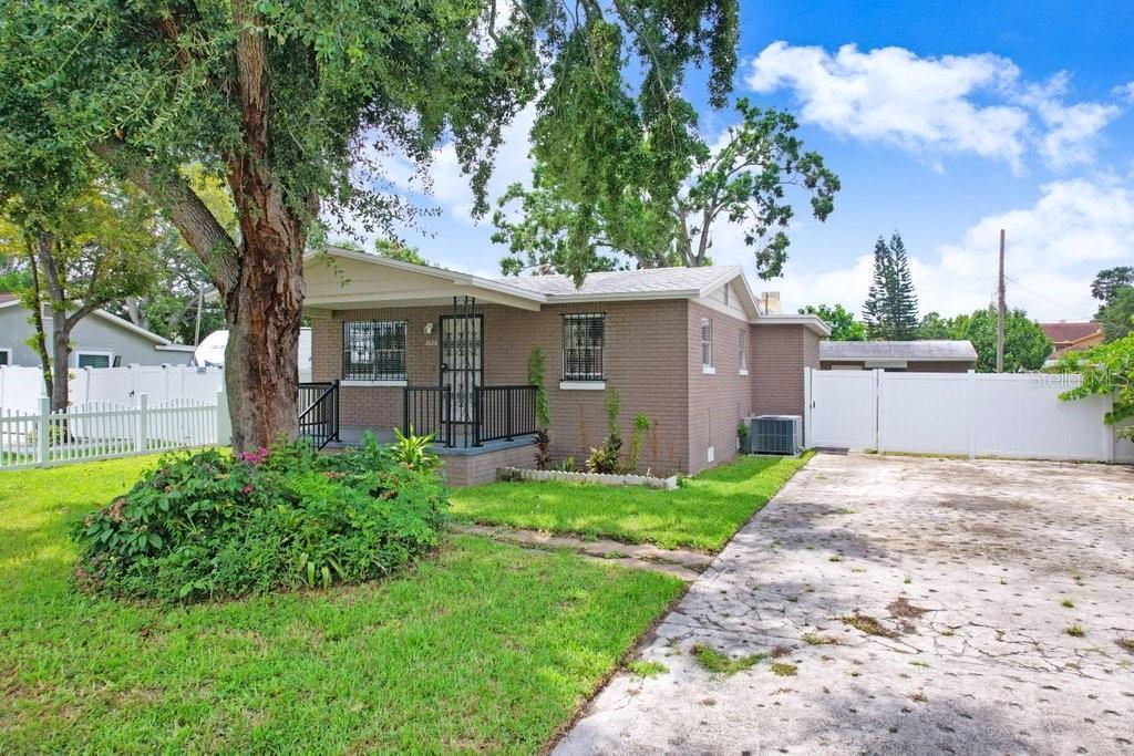 Property Photo: 3008 W Palmetto Street FL 33607