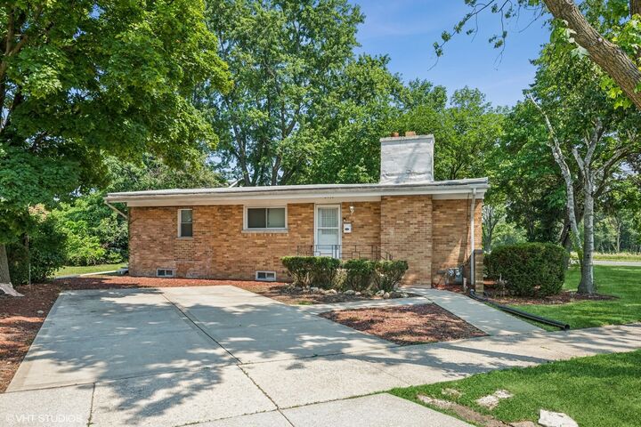 Property Photo: 2151 Newcastle Avenue IL 60154