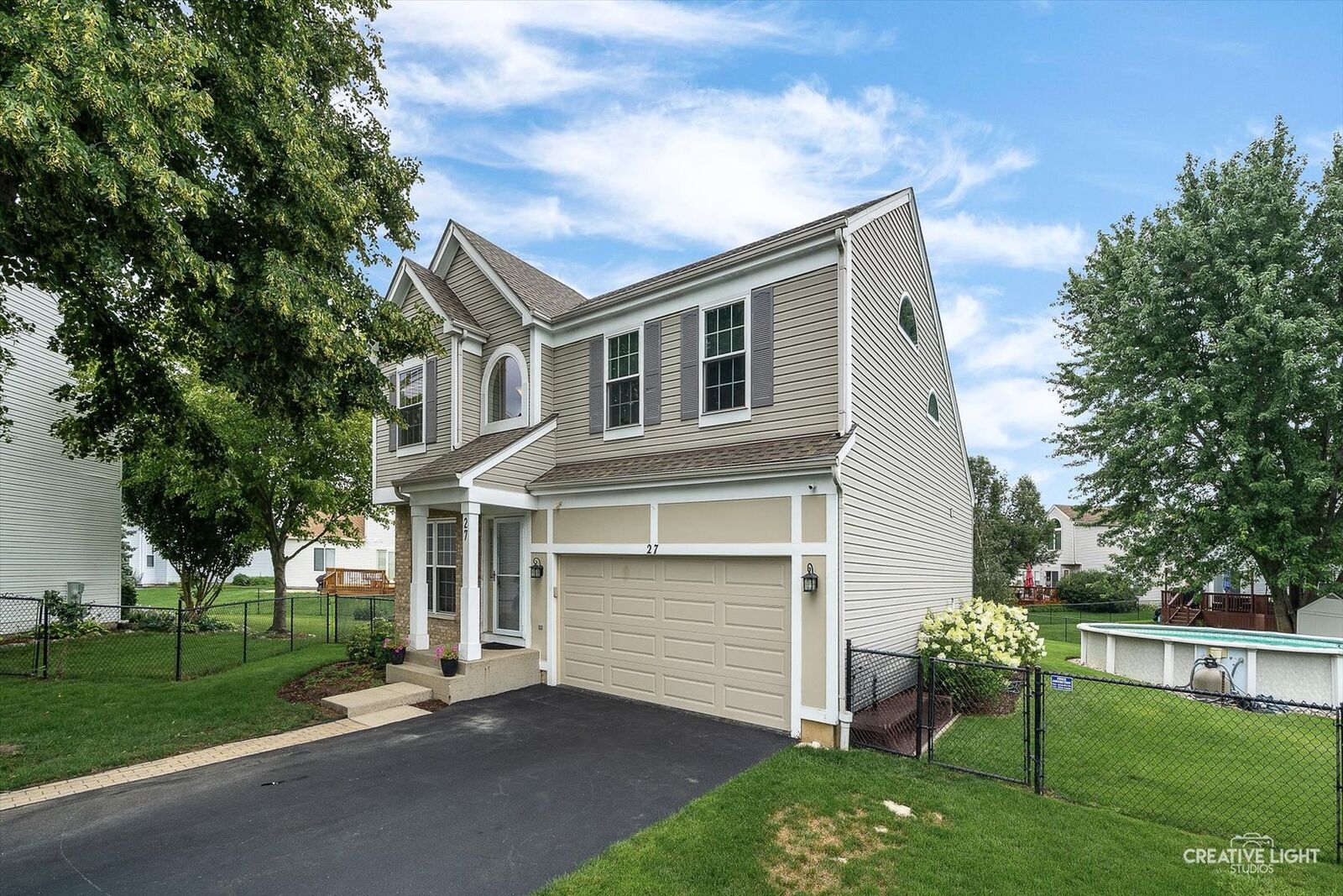 Property Photo:  27 Farmington Court  IL 60177 