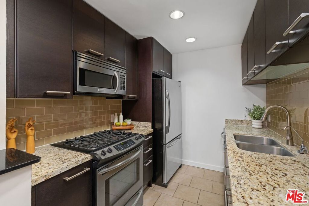 Property Photo: 585 N Rossmore Avenue 409 CA 90004