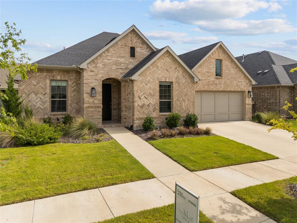 Property Photo: 1412 14th Street TX 76226