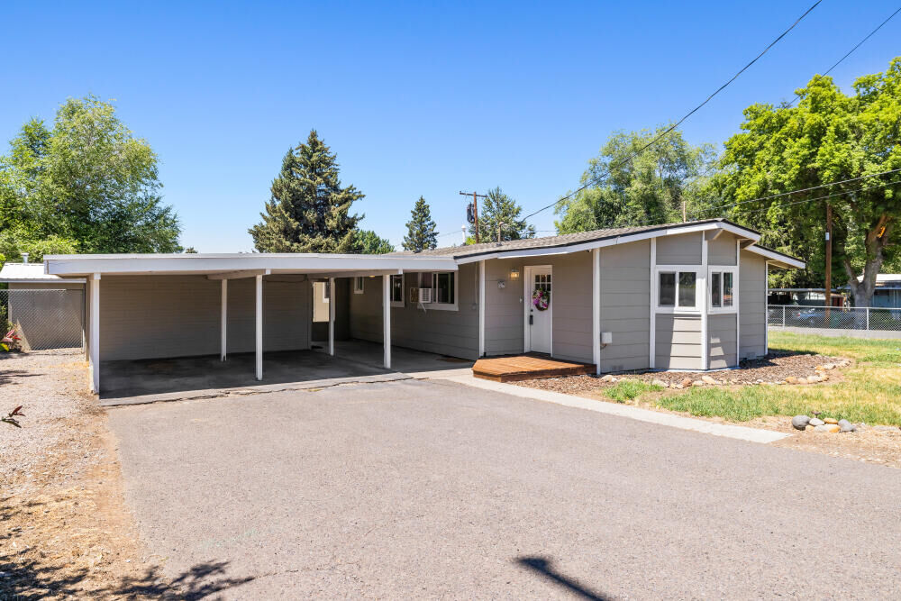 Property Photo: 6160 Delaware Avenue OR 97603