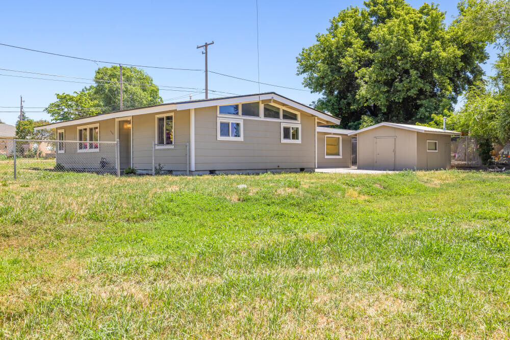 Property Photo: 6160 Delaware Avenue OR 97603