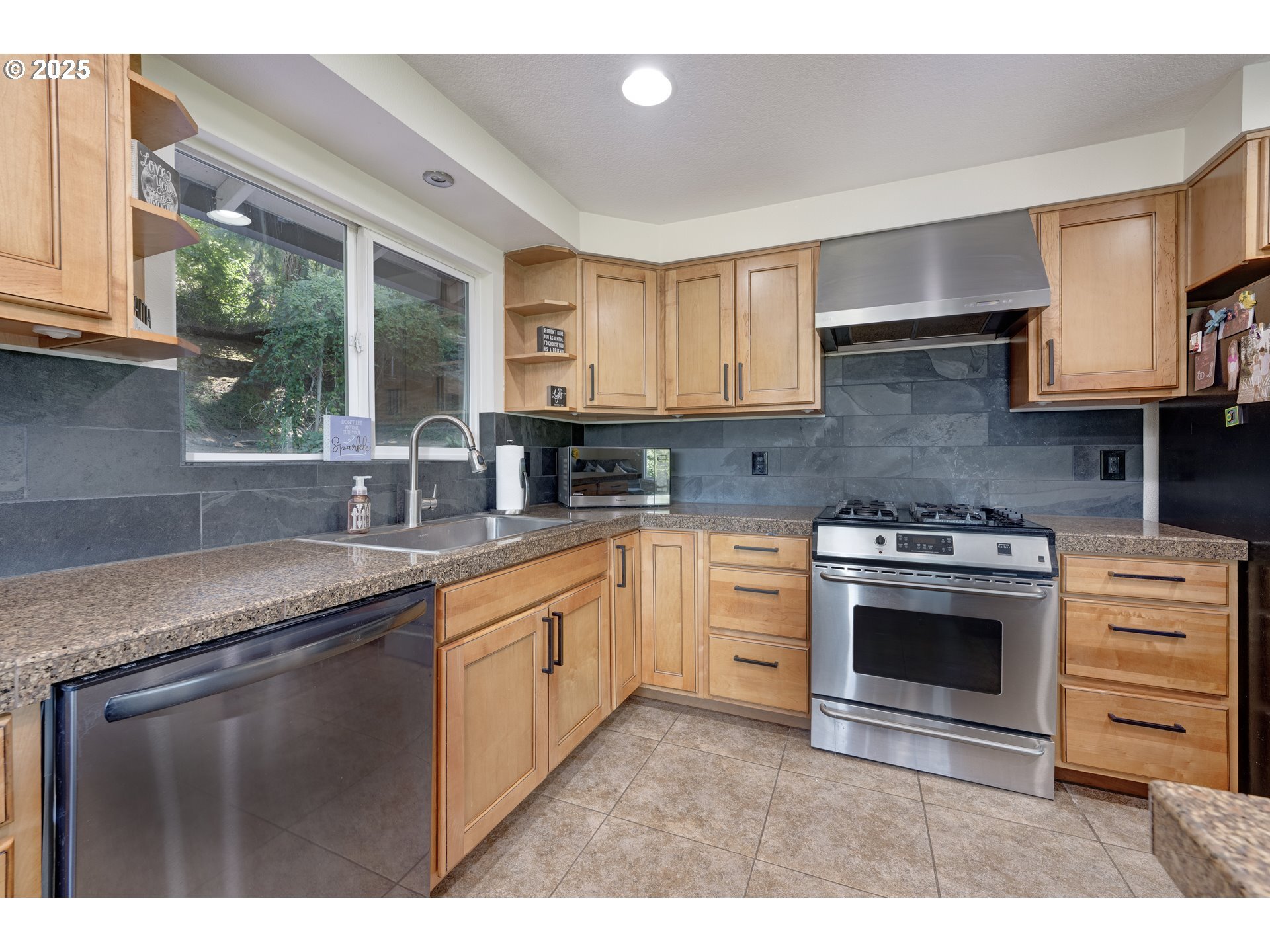 Property Photo: 17304 Parkers Dr OR 97027