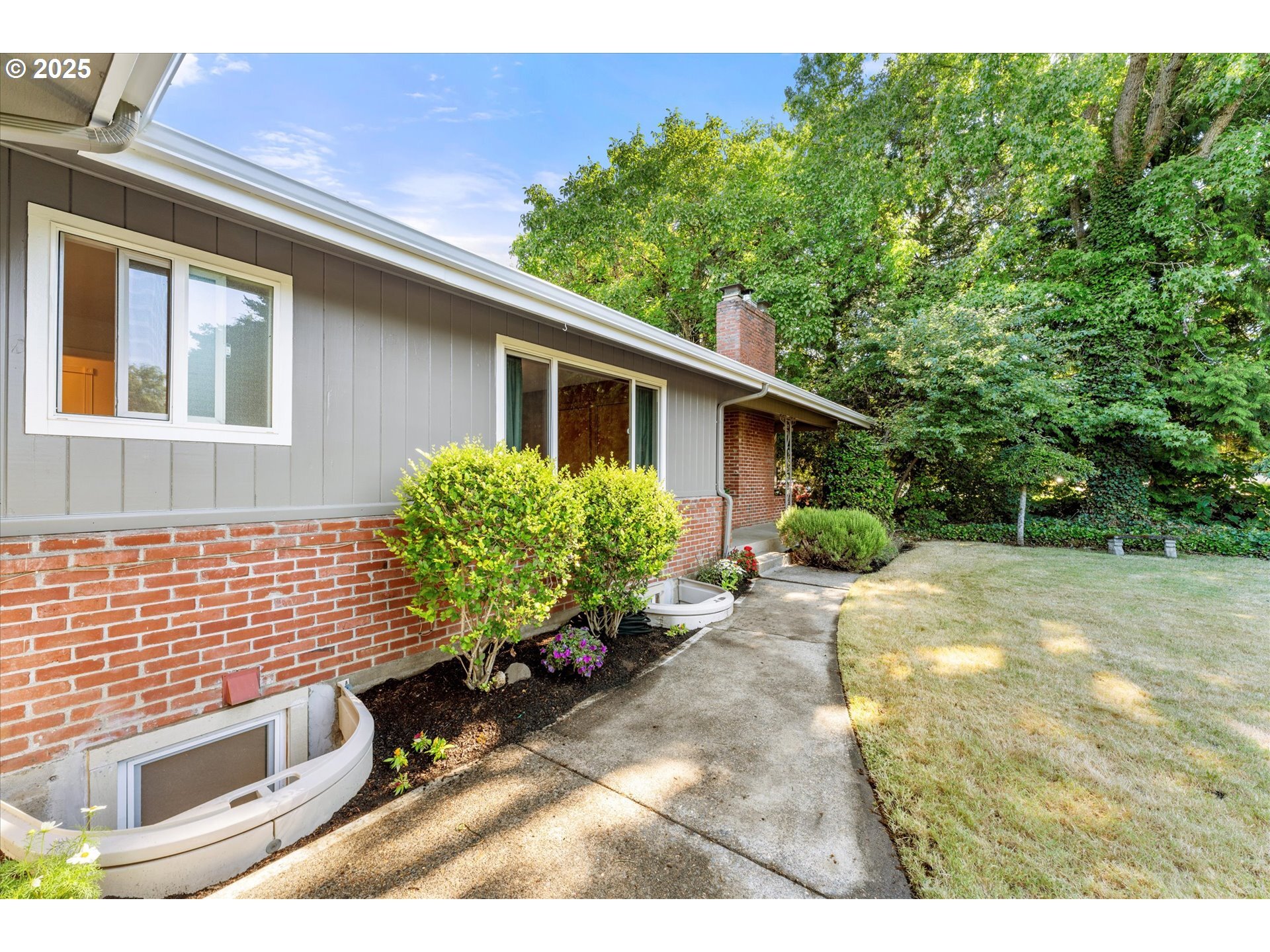 Property Photo: 7505 SW Crestview St OR 97223