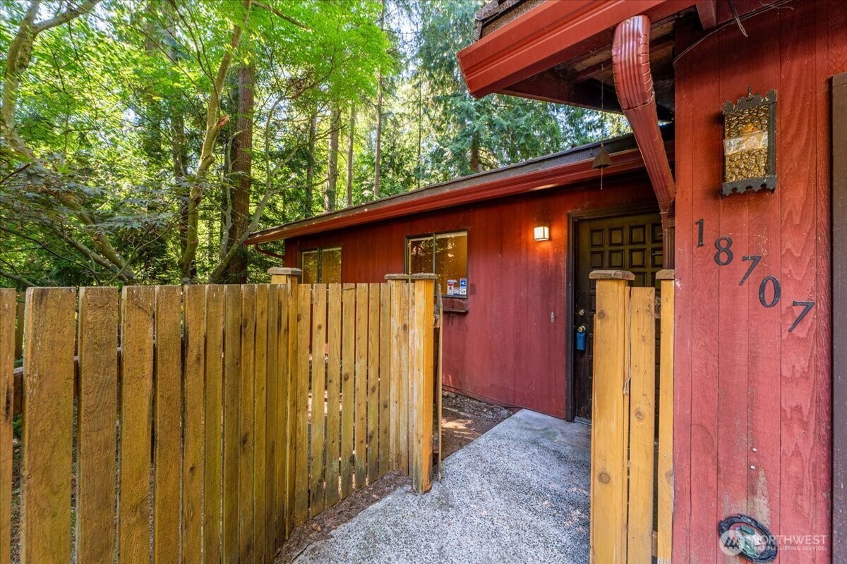 Property Photo: 18707 25th Avenue NE WA 98155
