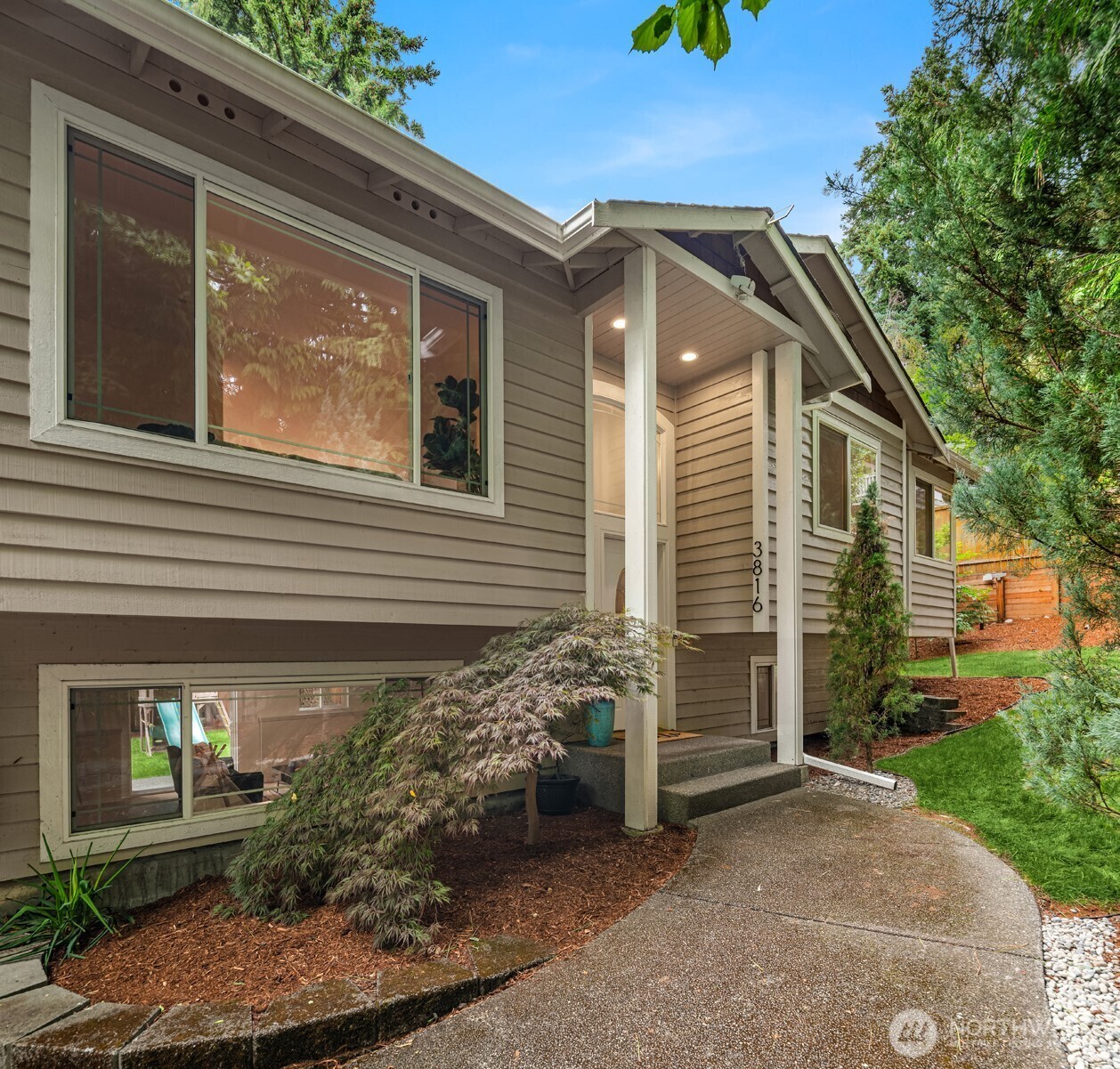 Property Photo: 3816 NE 110th Street WA 98125