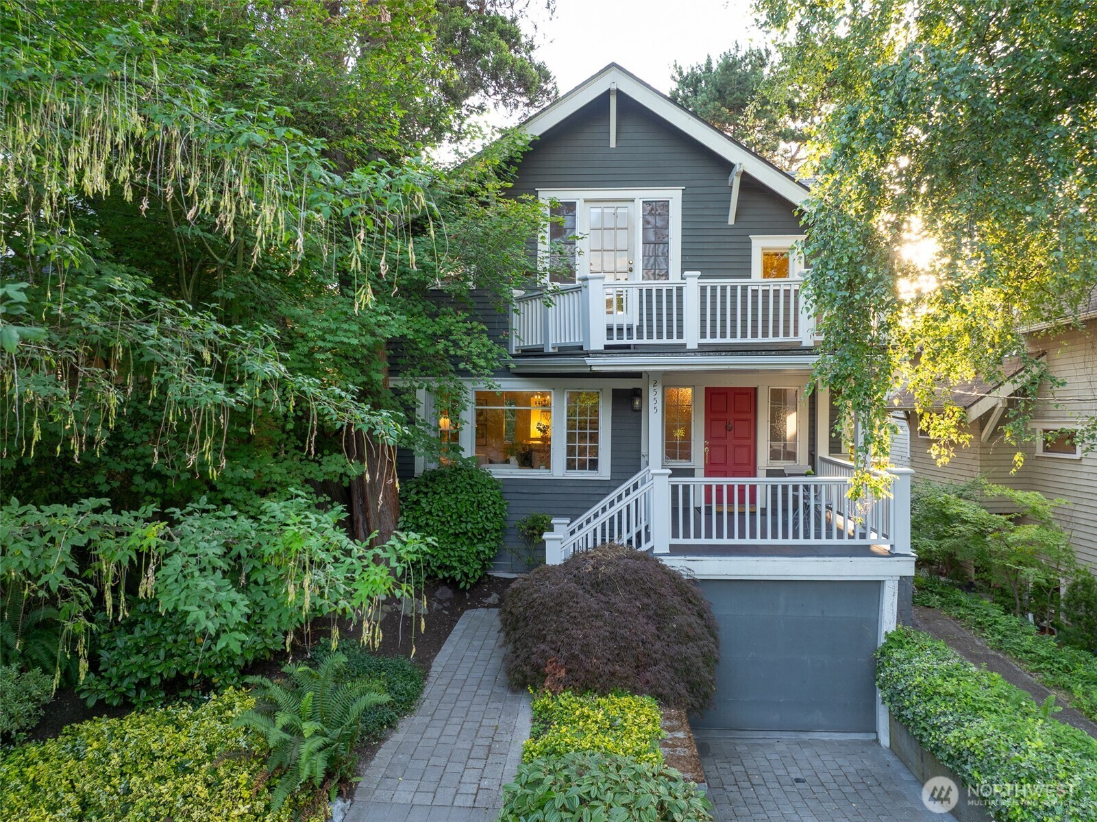 Property Photo:  2555  Queen Anne Avenue N  WA 98109 