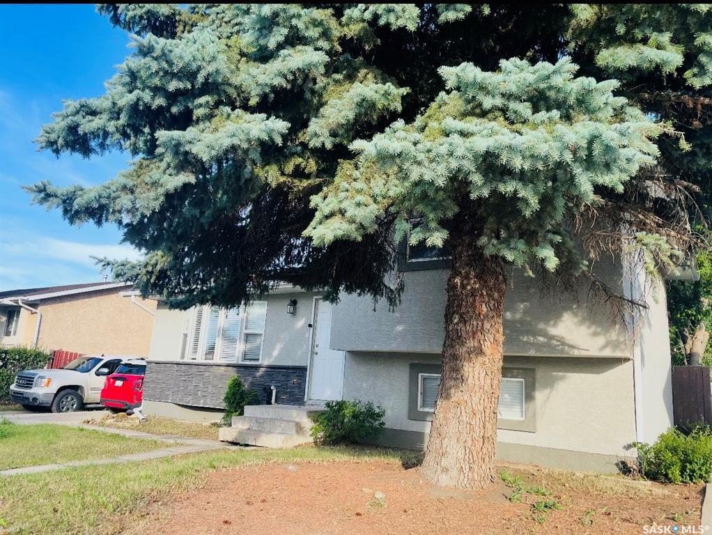 Property Photo: 3543 Fairlight Drive SK S7M 4L6