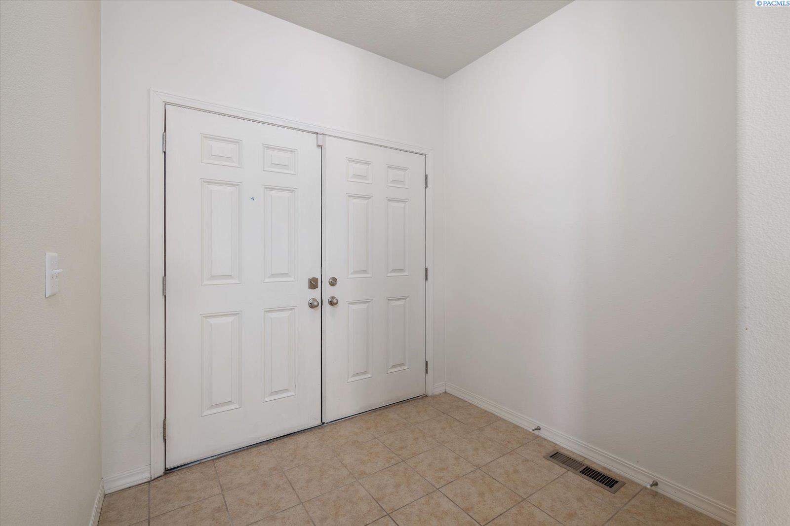 Property Photo: 5808 Pimlico Dr WA 99301