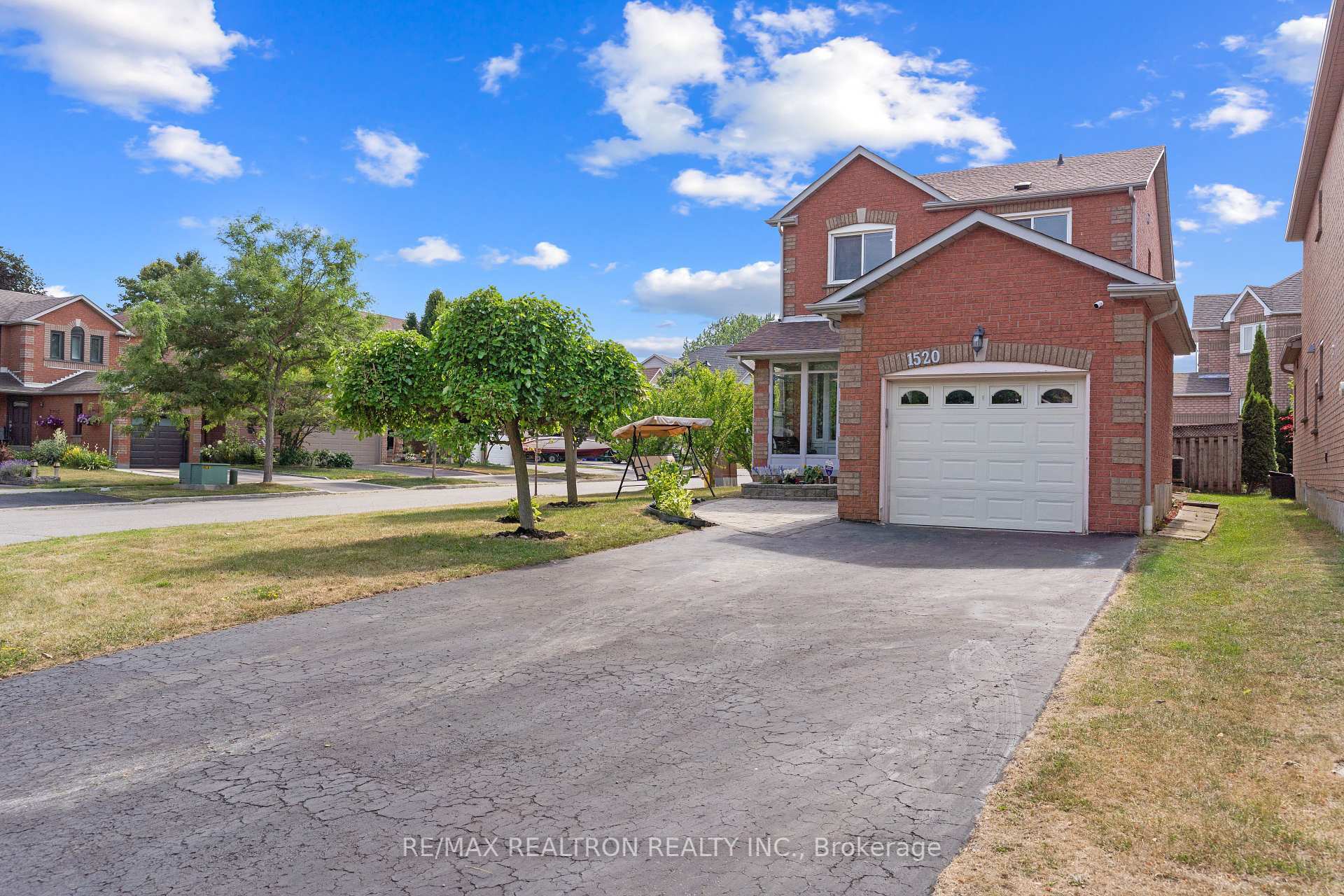 1520 Sandhurst Crescent  Pickering ON L1V 6Y6 photo