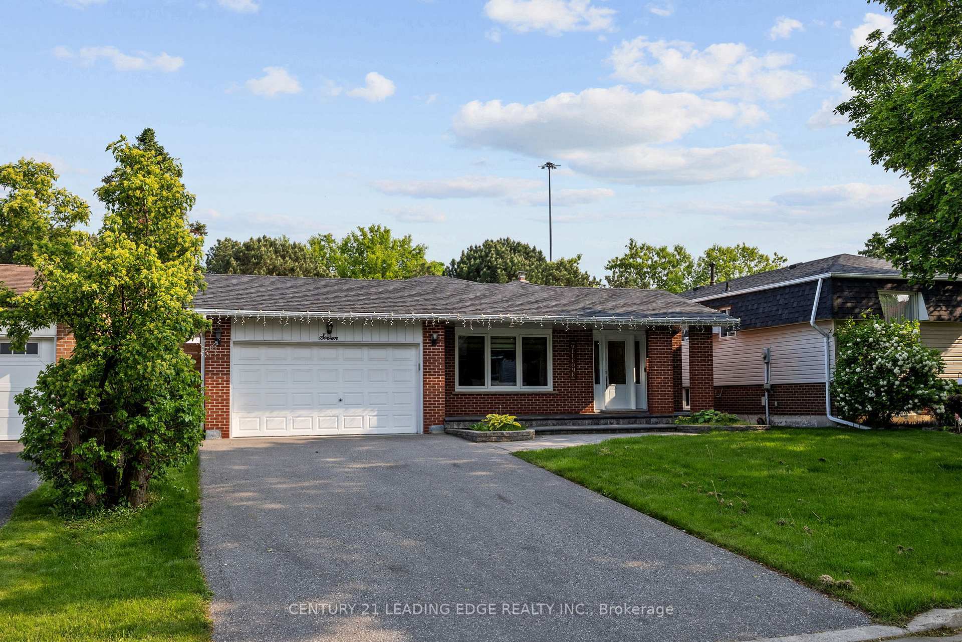 Property Photo: 7 Flemington Court ON L1N 5X1