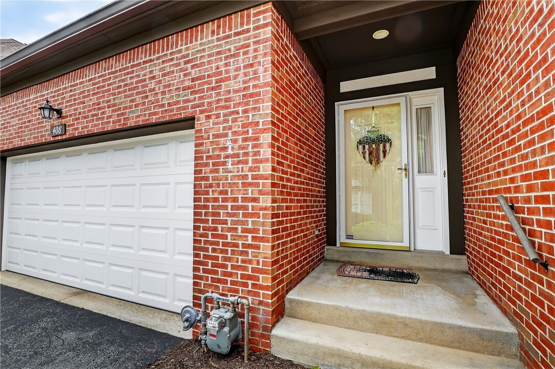 Property Photo: 408 Kingsberry Circle PA 15234