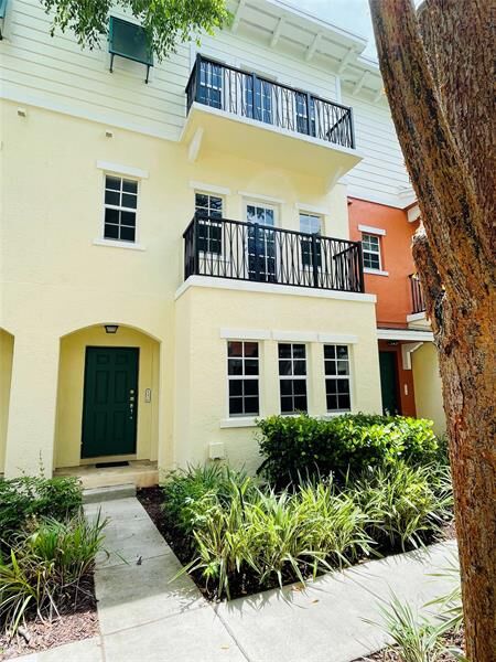 Property Photo: 621 SW 1st Ave 621 FL 33060