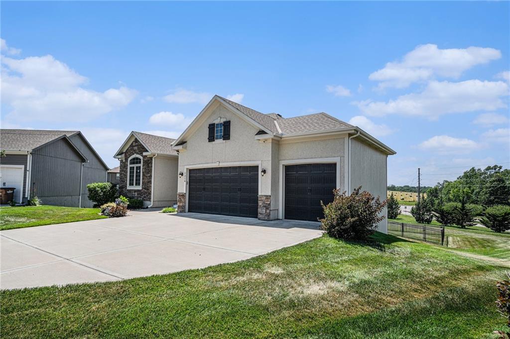 Property Photo:  1216 Cothran Court  MO 64083 