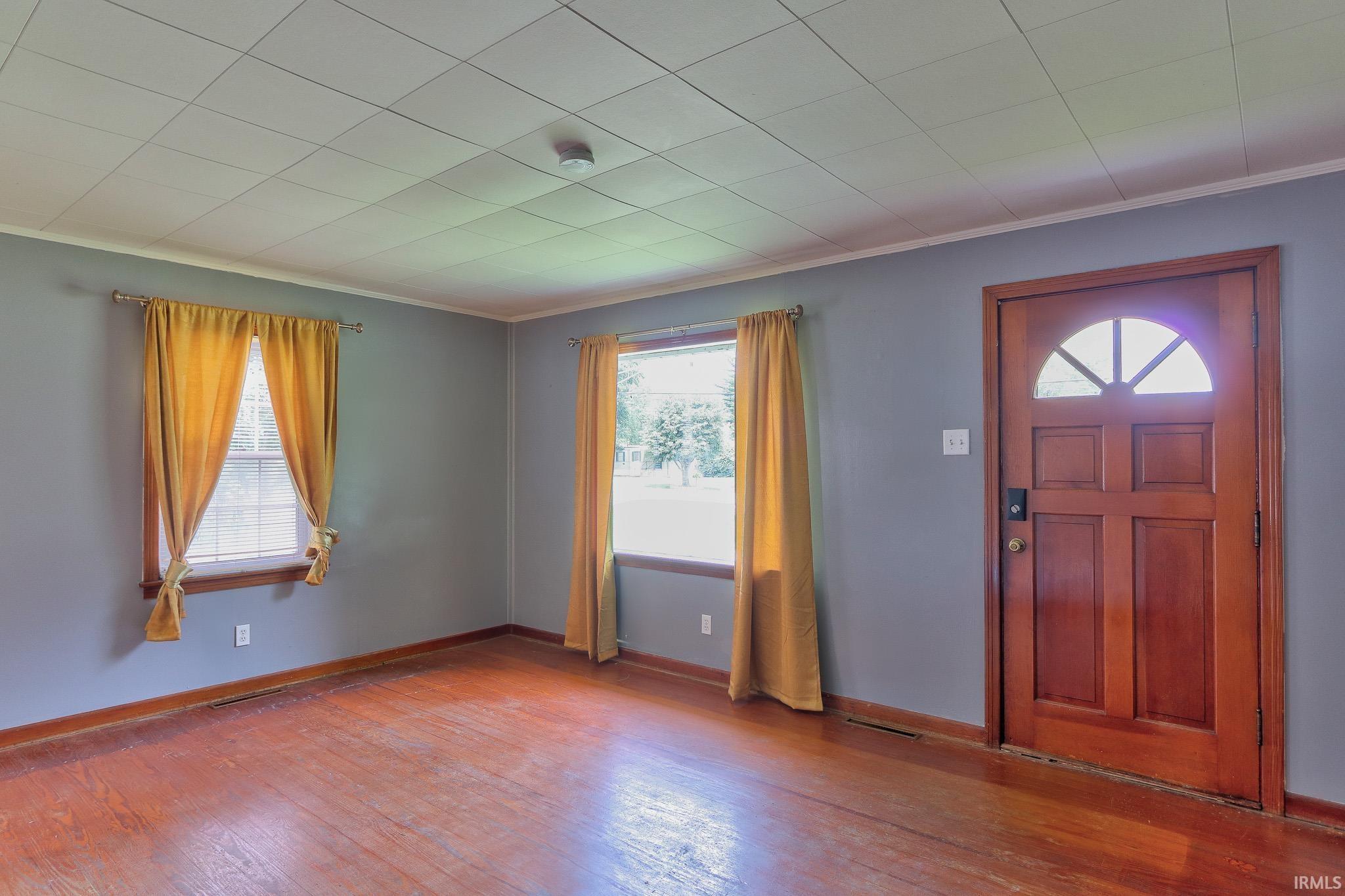 Property Photo: 427 W Oak Street IN 47670-1236