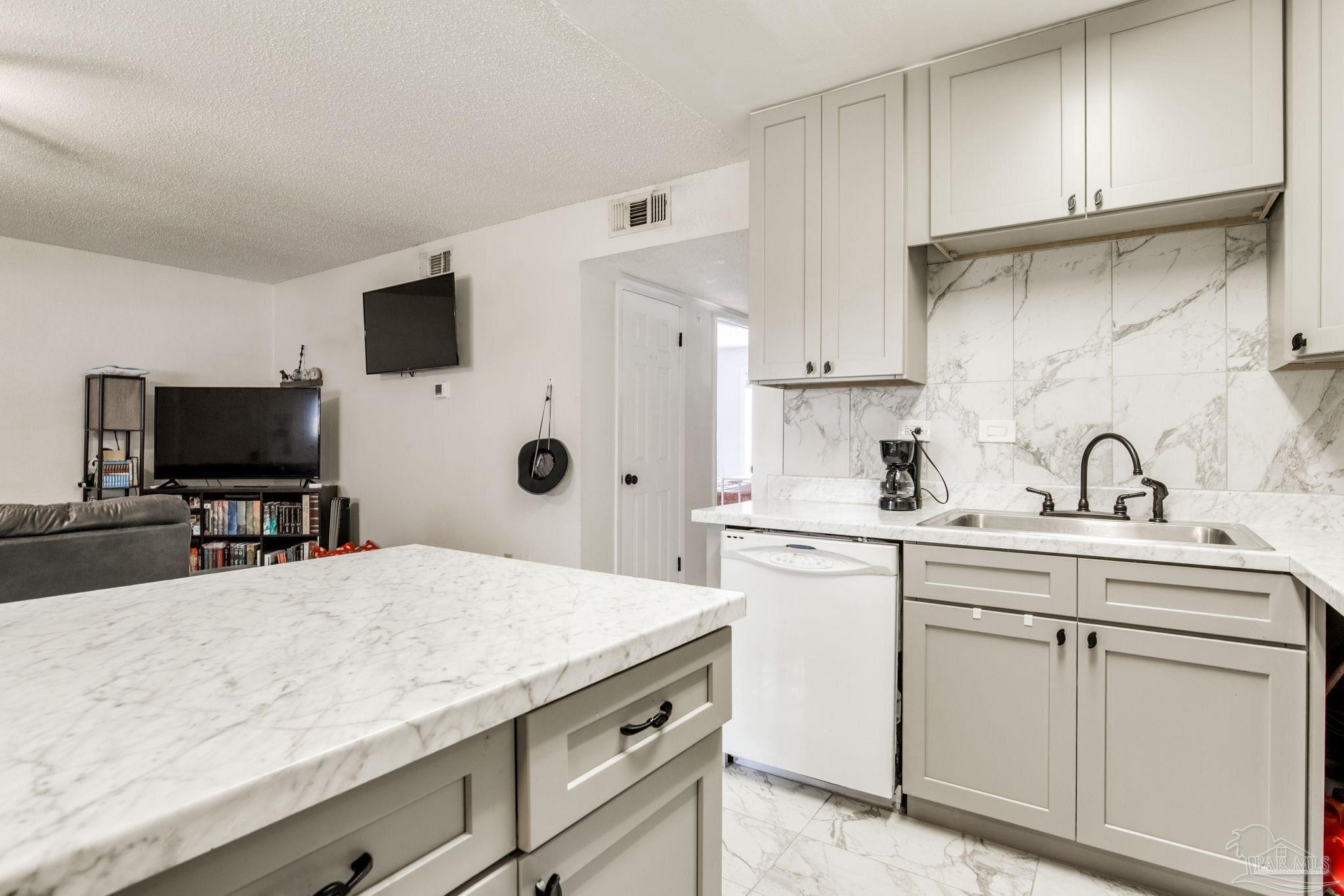 Property Photo: 600 Scenic Hwy 117 FL 32503