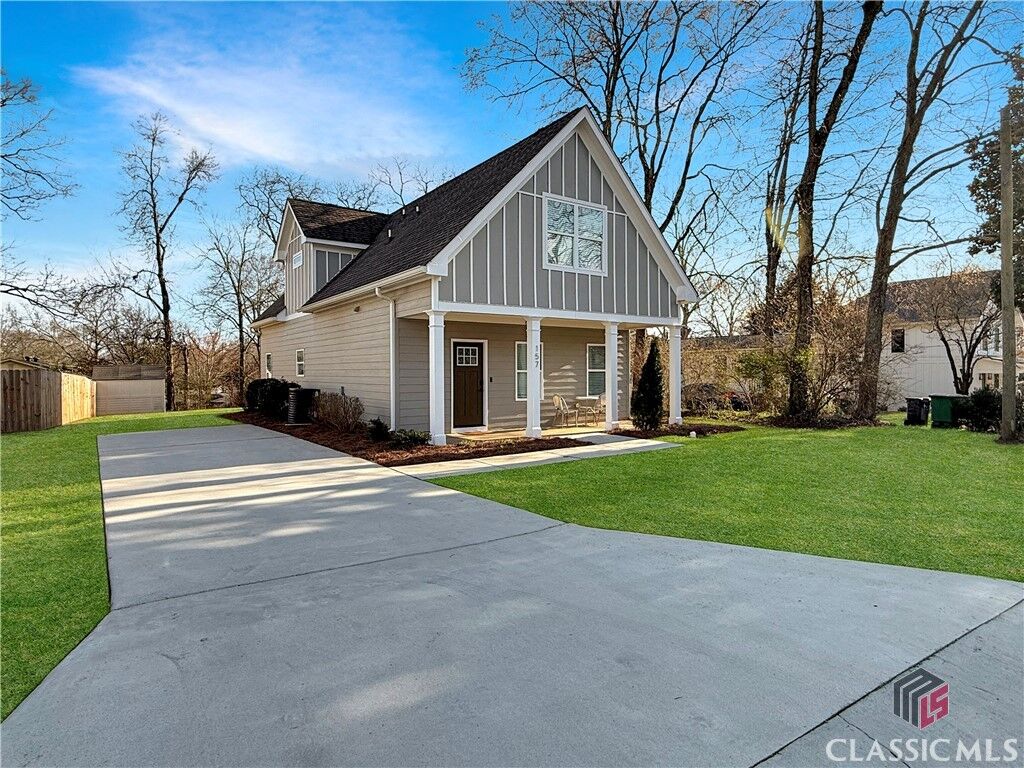 Property Photo:  157 Water Oak Street  GA 30601 