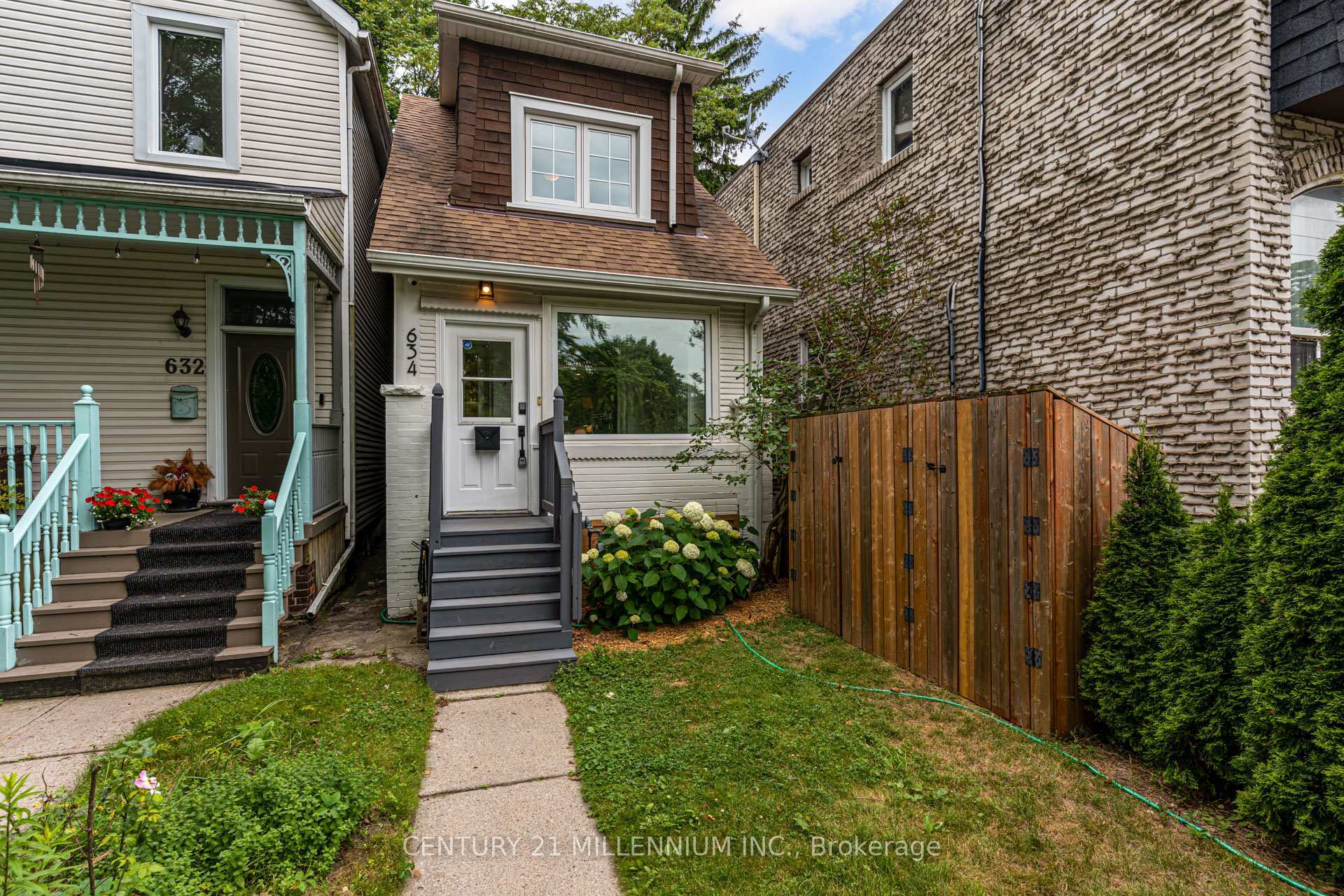 634 Woodbine Avenue  Toronto ON M4E 2J1 photo
