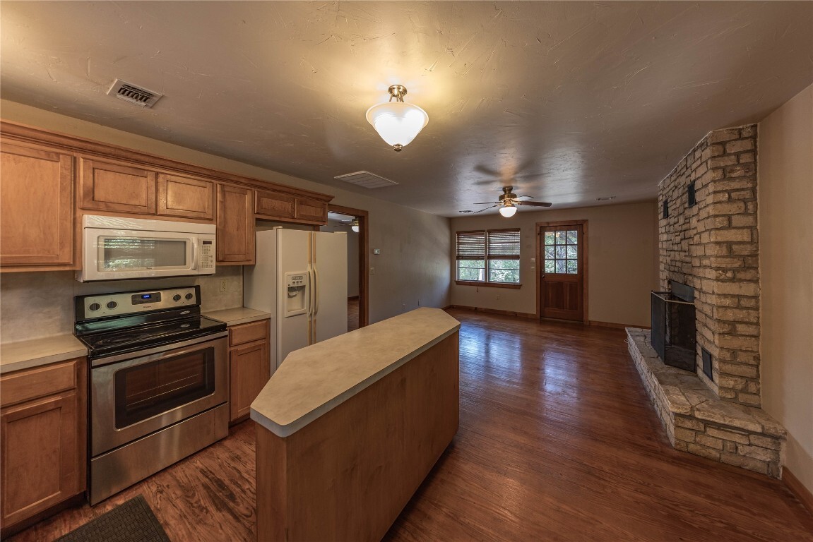 Property Photo:  