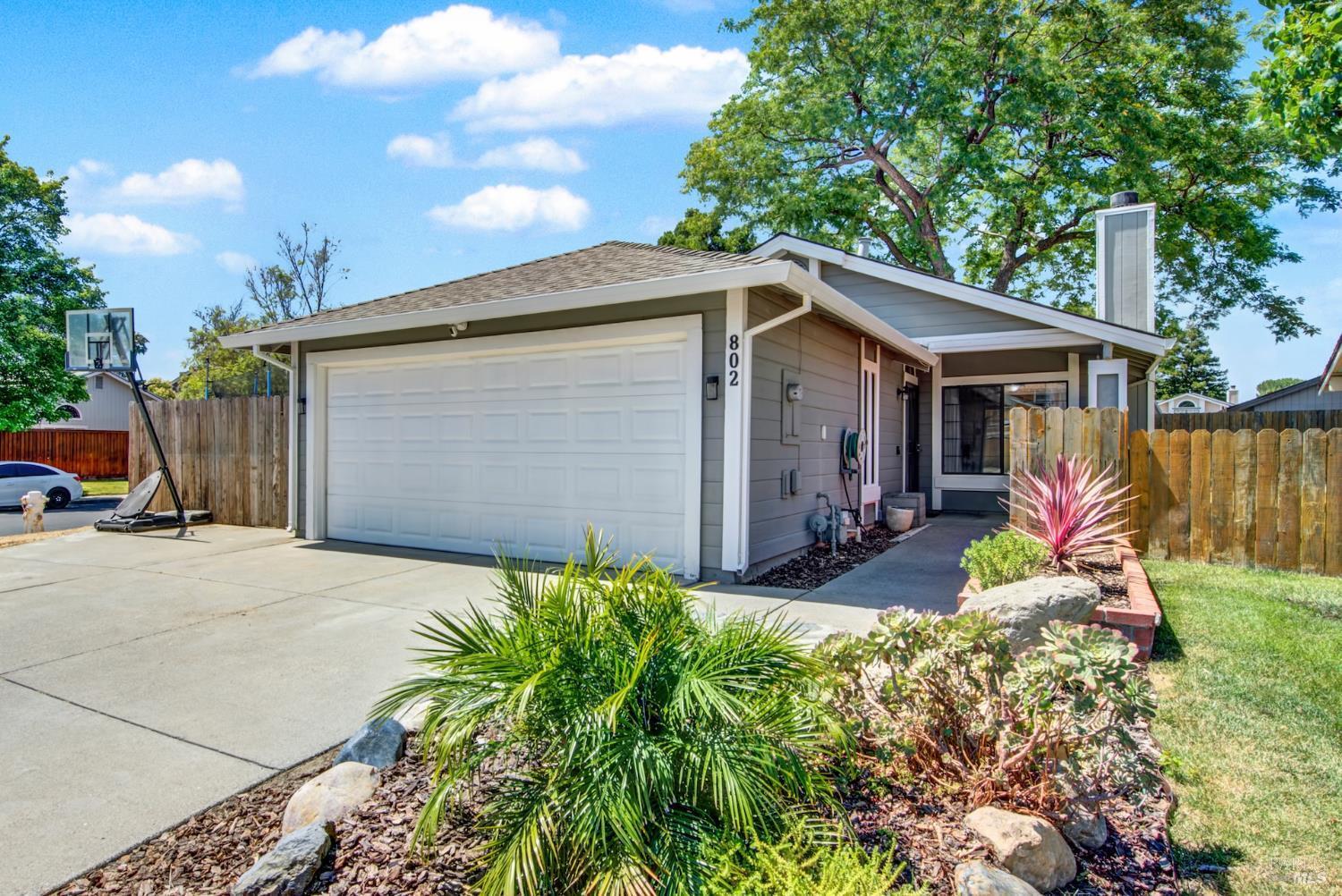 Property Photo: 802 Morissette Way CA 95687