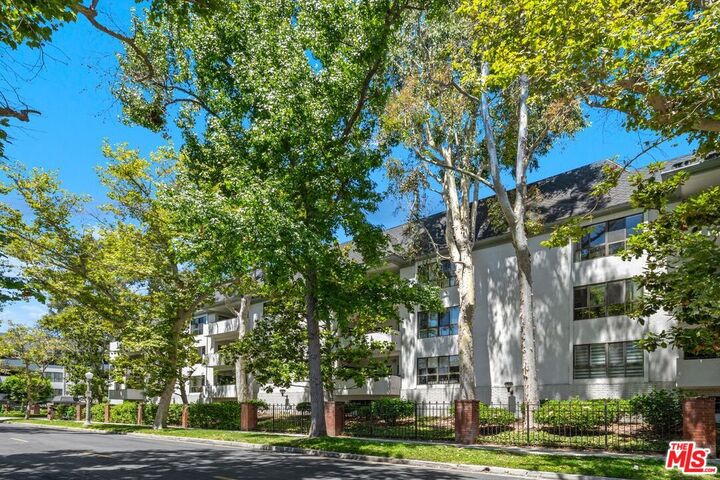 Property Photo: 651 Wilcox Ave CA 90004