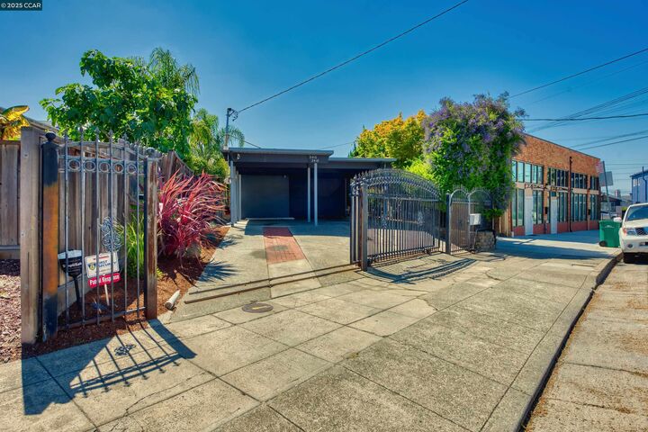 Property Photo: 2416-2418 Kingsland Ave CA 94601