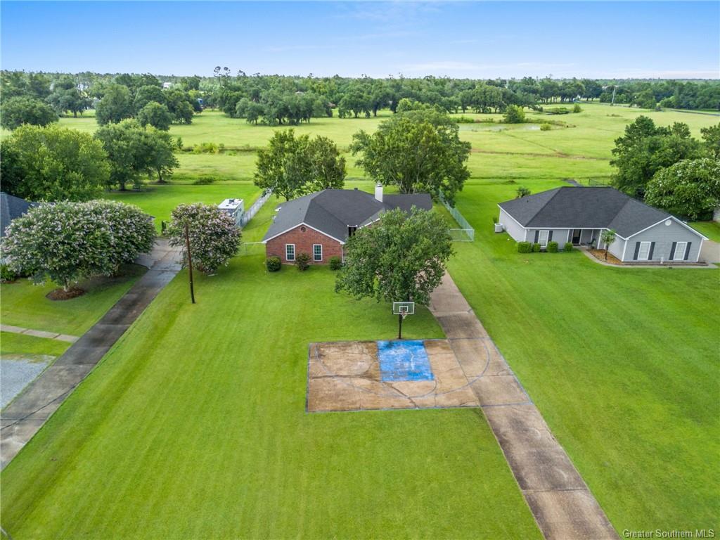 Property Photo: 2231 W Dave Dugas Road LA 70665