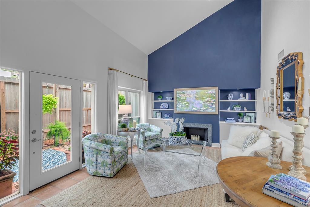 Property Photo: 2555 Bering Drive 17 TX 77057