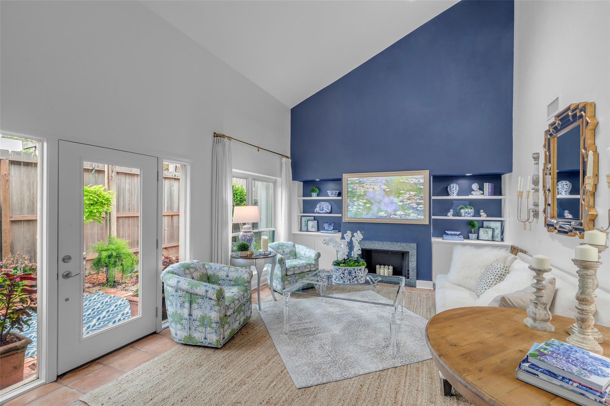 Property Photo: 2555 Bering Drive 17 TX 77057